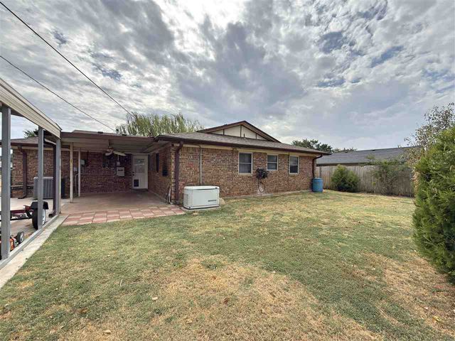 1703 SE 47th St, Lawton, OK 73501