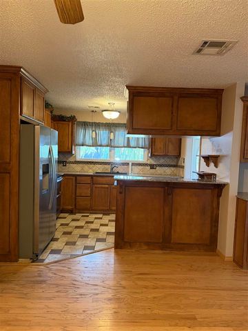 1703 SE 47th St, Lawton, OK 73501