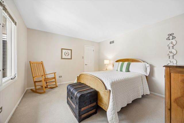 6402 Indian Head Court, Indian Head Park, IL 60525