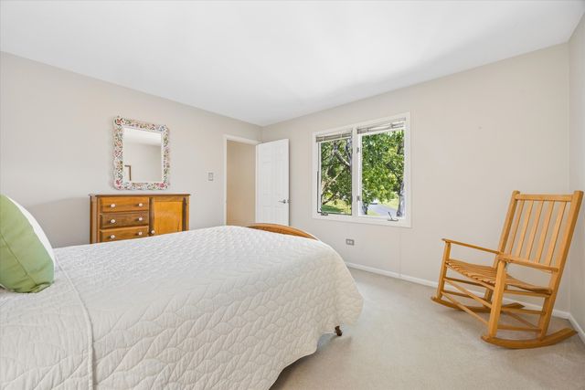 6402 Indian Head Court, Indian Head Park, IL 60525