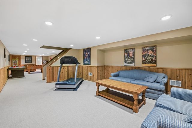 6402 Indian Head Court, Indian Head Park, IL 60525