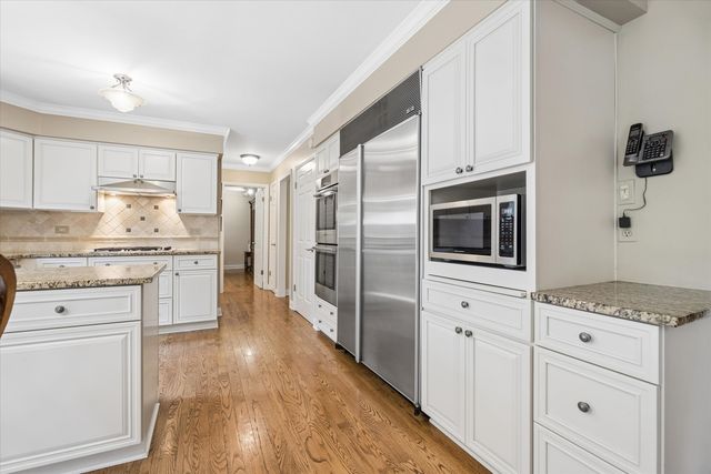 6402 Indian Head Court, Indian Head Park, IL 60525