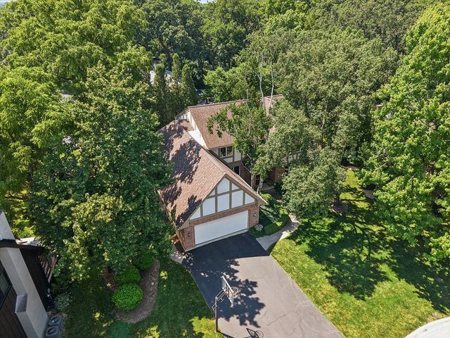 6402 Indian Head Court, Indian Head Park, IL 60525