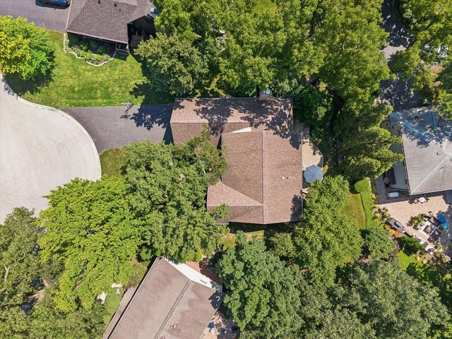 6402 Indian Head Court, Indian Head Park, IL 60525
