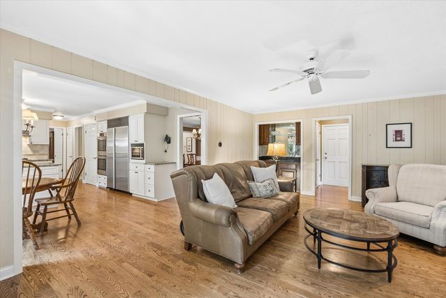 6402 Indian Head Court, Indian Head Park, IL 60525