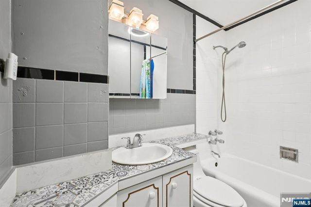 84 Richmond Street, Lodi, NJ 07644