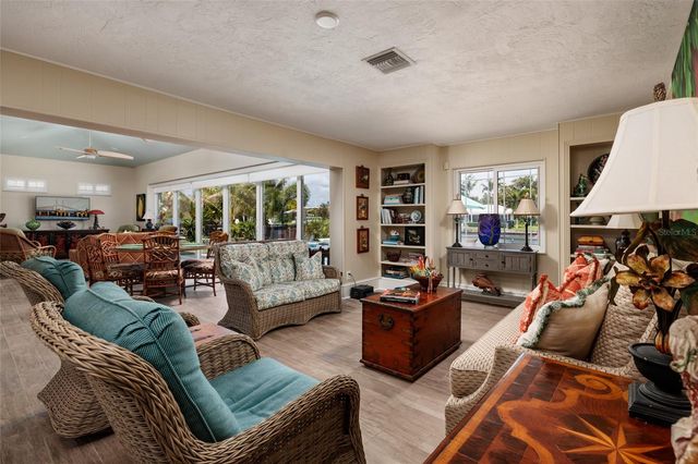 2011 MICHIGAN AVENUE NE, St Petersburg, FL 33703