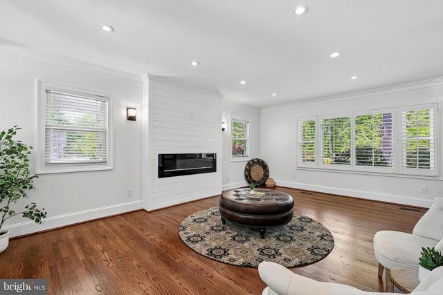 11341 CRESCENT DR, Fairfax, VA 22030