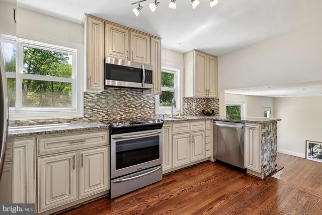 11341 CRESCENT DR, Fairfax, VA 22030