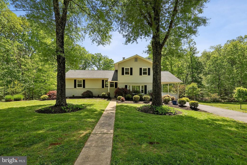 11341 CRESCENT DR, Fairfax, VA 22030