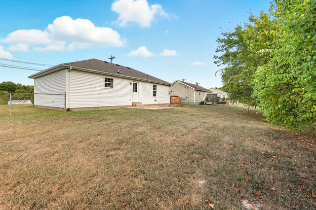 1002 Winesap Rd, Clarksville, TN 37040