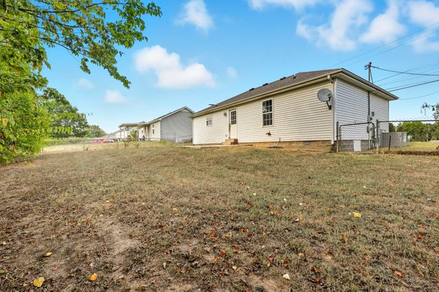 1002 Winesap Rd, Clarksville, TN 37040