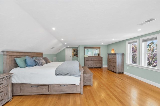 27 Wiltshire Rd 27, Newton, MA 02458