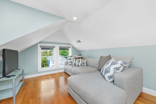 27 Wiltshire Rd 27, Newton, MA 02458