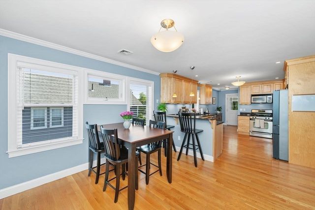 27 Wiltshire Rd 27, Newton, MA 02458