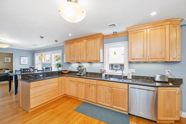 27 Wiltshire Rd 27, Newton, MA 02458