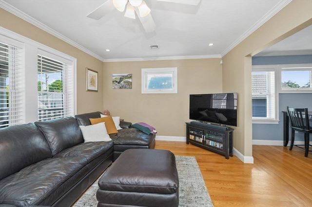 27 Wiltshire Rd 27, Newton, MA 02458