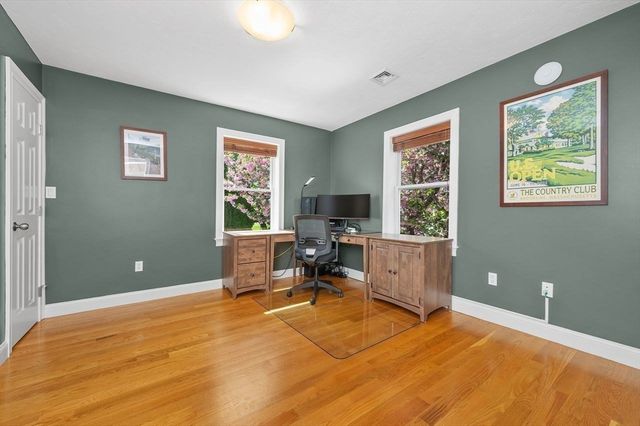 27 Wiltshire Rd 27, Newton, MA 02458