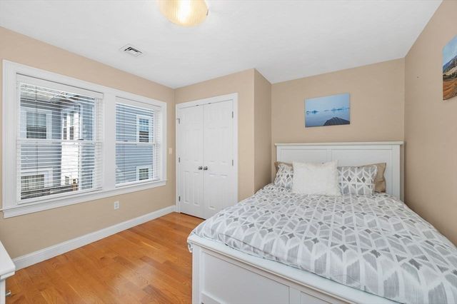 27 Wiltshire Rd 27, Newton, MA 02458