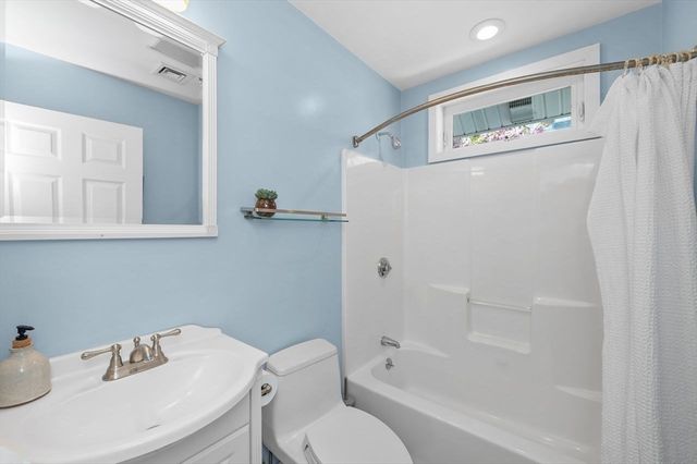 27 Wiltshire Rd 27, Newton, MA 02458