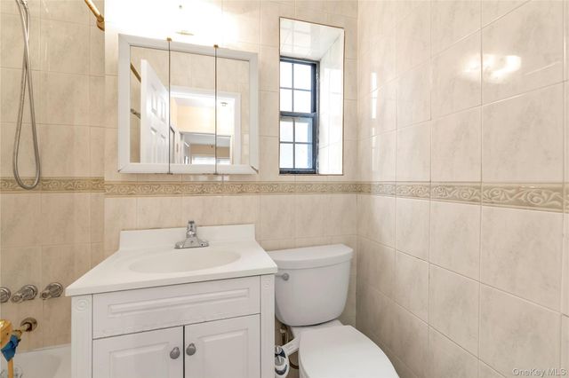 144-20 78th Road 1k, Flushing, NY 11367