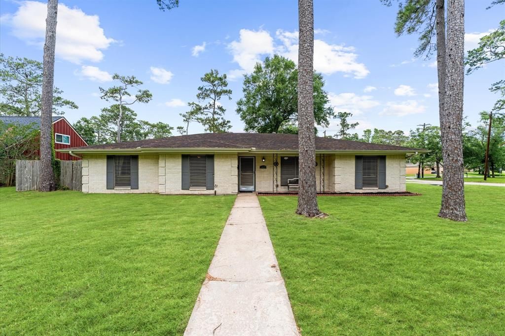 1057 Royal Oak Drive, Dickinson, TX 77539