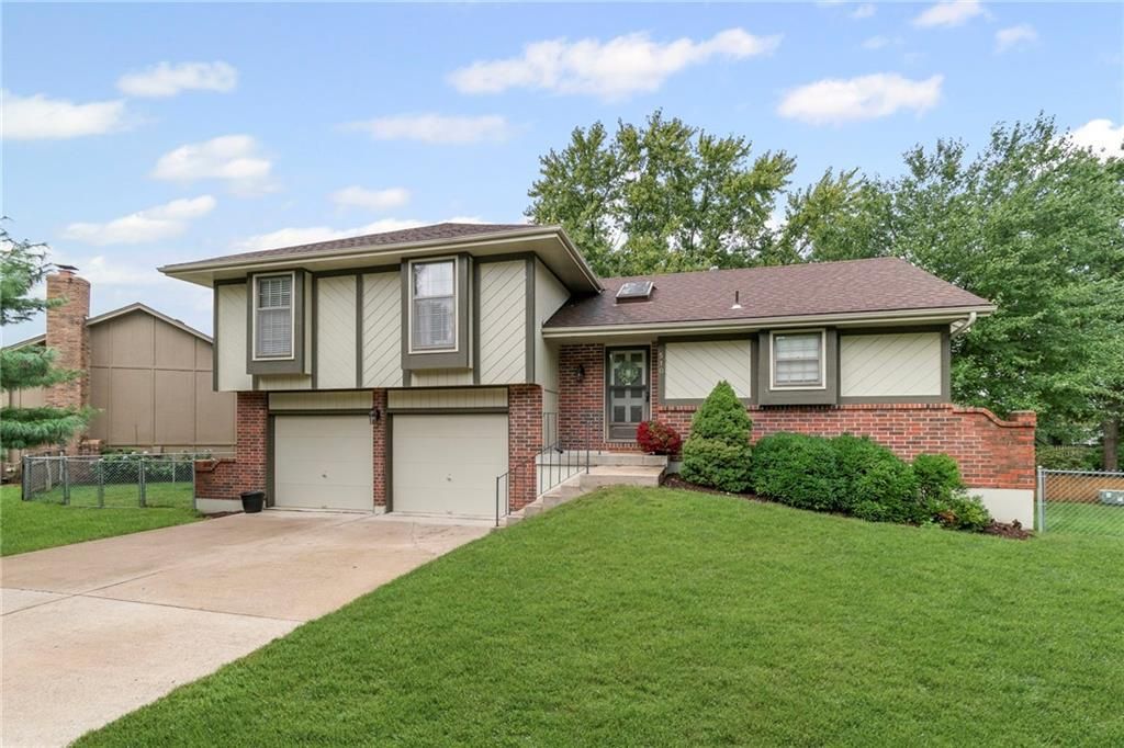 510 SE Greenridge Drive, Lee's Summit, MO 64063