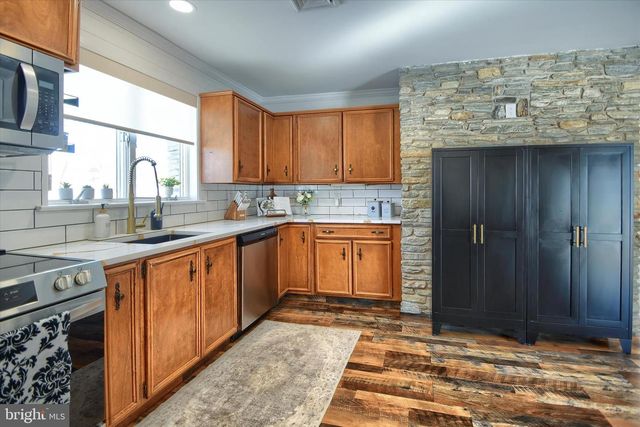 1001 LAKEVIEW TER, Pennsburg, PA 18073