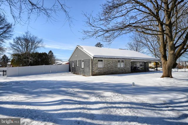 1001 LAKEVIEW TER, Pennsburg, PA 18073