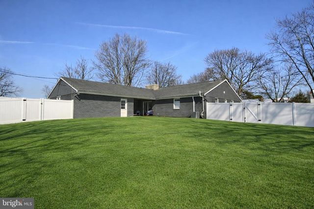 1001 LAKEVIEW TER, Pennsburg, PA 18073