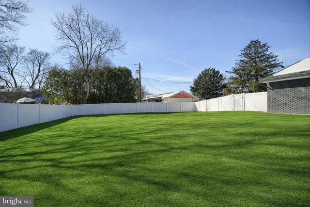 1001 LAKEVIEW TER, Pennsburg, PA 18073