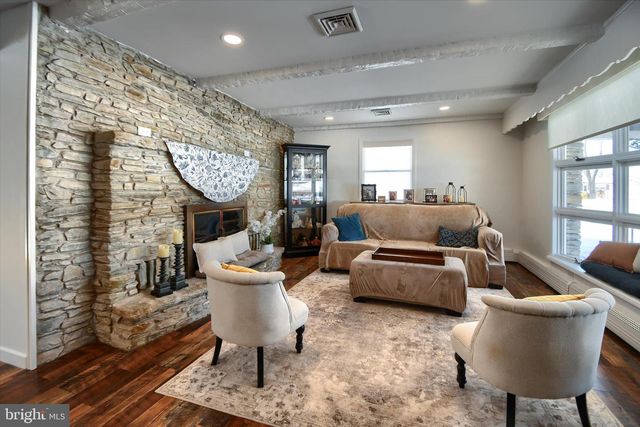 1001 LAKEVIEW TER, Pennsburg, PA 18073