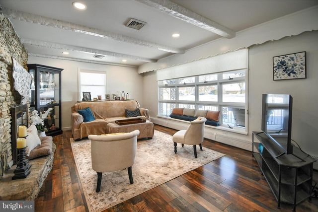 1001 LAKEVIEW TER, Pennsburg, PA 18073