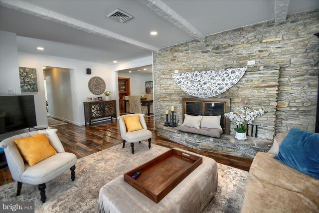 1001 LAKEVIEW TER, Pennsburg, PA 18073