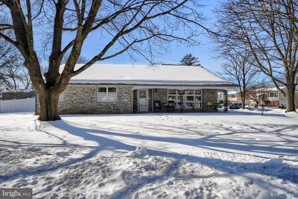 1001 LAKEVIEW TER, Pennsburg, PA 18073