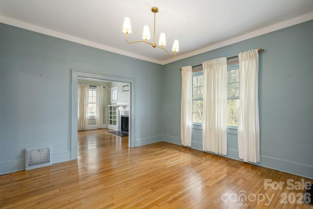 1126 4th Avenue W, Hendersonville, NC 28739