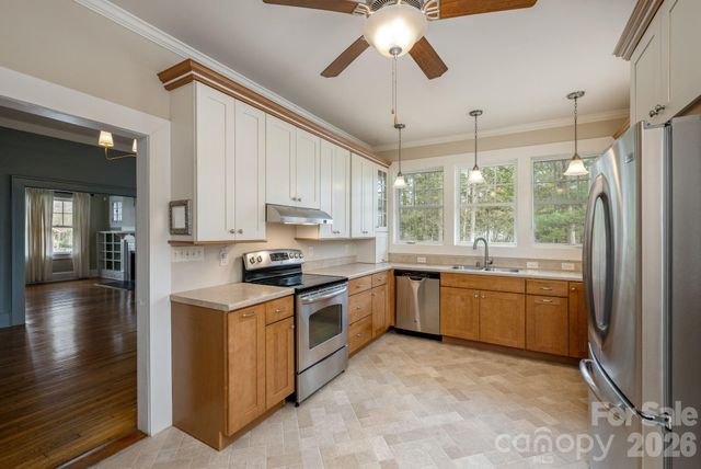 1126 4th Avenue W, Hendersonville, NC 28739