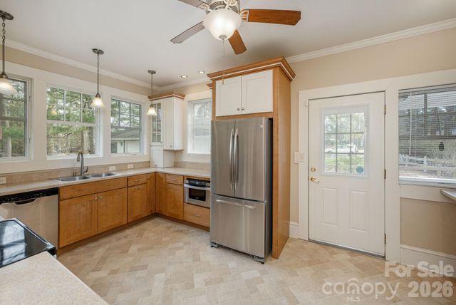 1126 4th Avenue W, Hendersonville, NC 28739