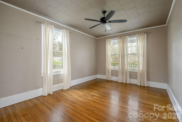 1126 4th Avenue W, Hendersonville, NC 28739