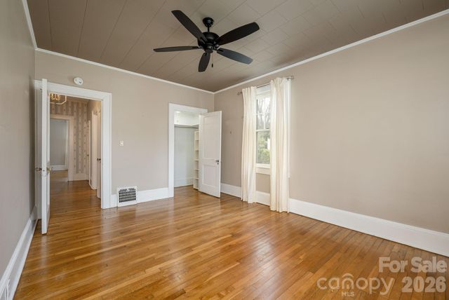 1126 4th Avenue W, Hendersonville, NC 28739