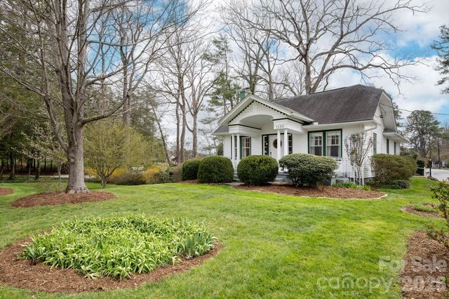 1126 4th Avenue W, Hendersonville, NC 28739