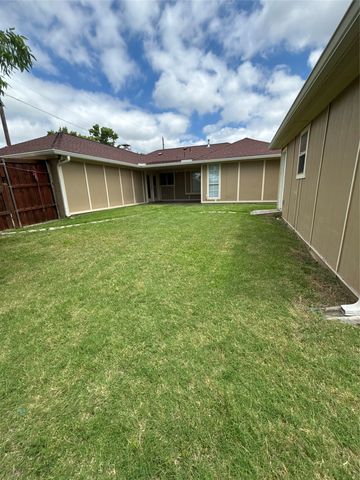 2209 Rockbluff Drive, Rowlett, TX 75088