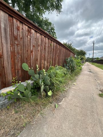 2209 Rockbluff Drive, Rowlett, TX 75088