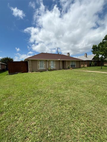 2209 Rockbluff Drive, Rowlett, TX 75088