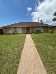 2209 Rockbluff Drive, Rowlett, TX 75088