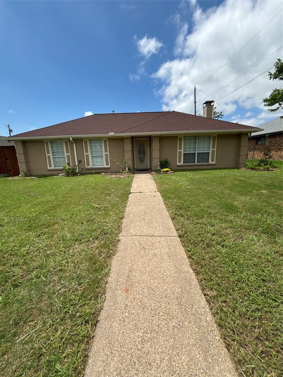 2209 Rockbluff Drive, Rowlett, TX 75088