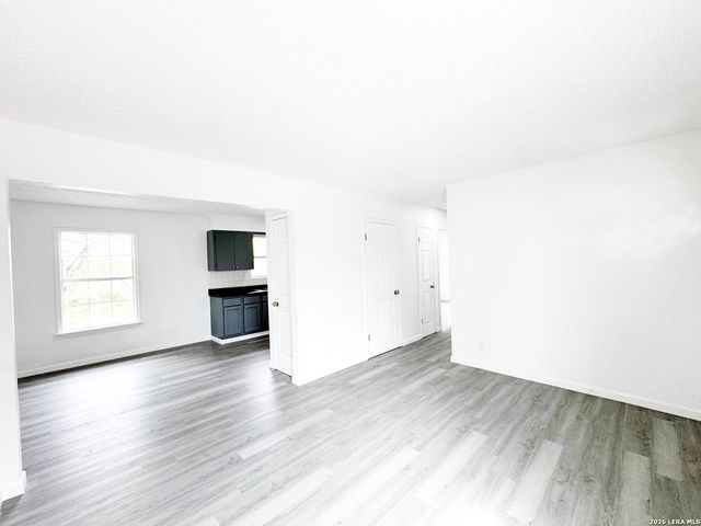 501 CORLEY DR, Devine, TX 78016