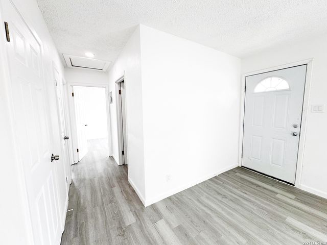 501 CORLEY DR, Devine, TX 78016