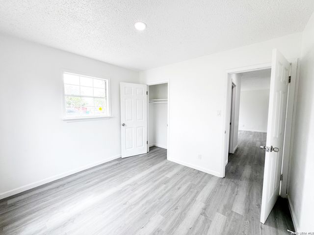 501 CORLEY DR, Devine, TX 78016