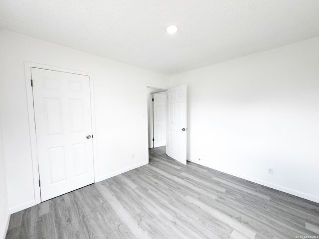 501 CORLEY DR, Devine, TX 78016